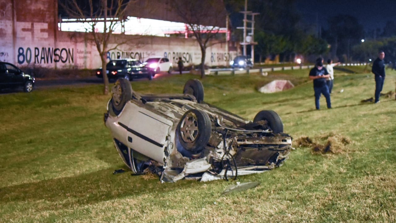 Violento choque y vuelco de un auto en la Ruta 40