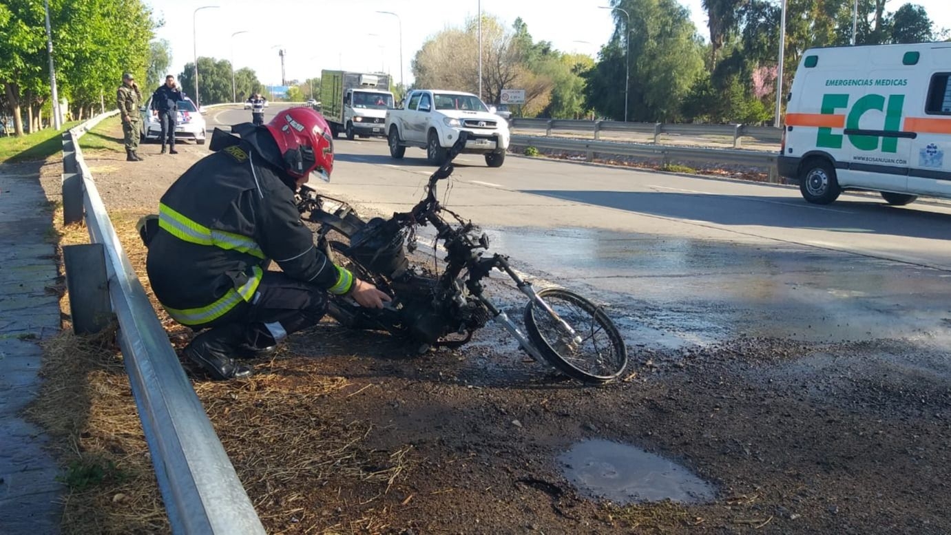 Una moto se prendió fuego en plena Circunvalación