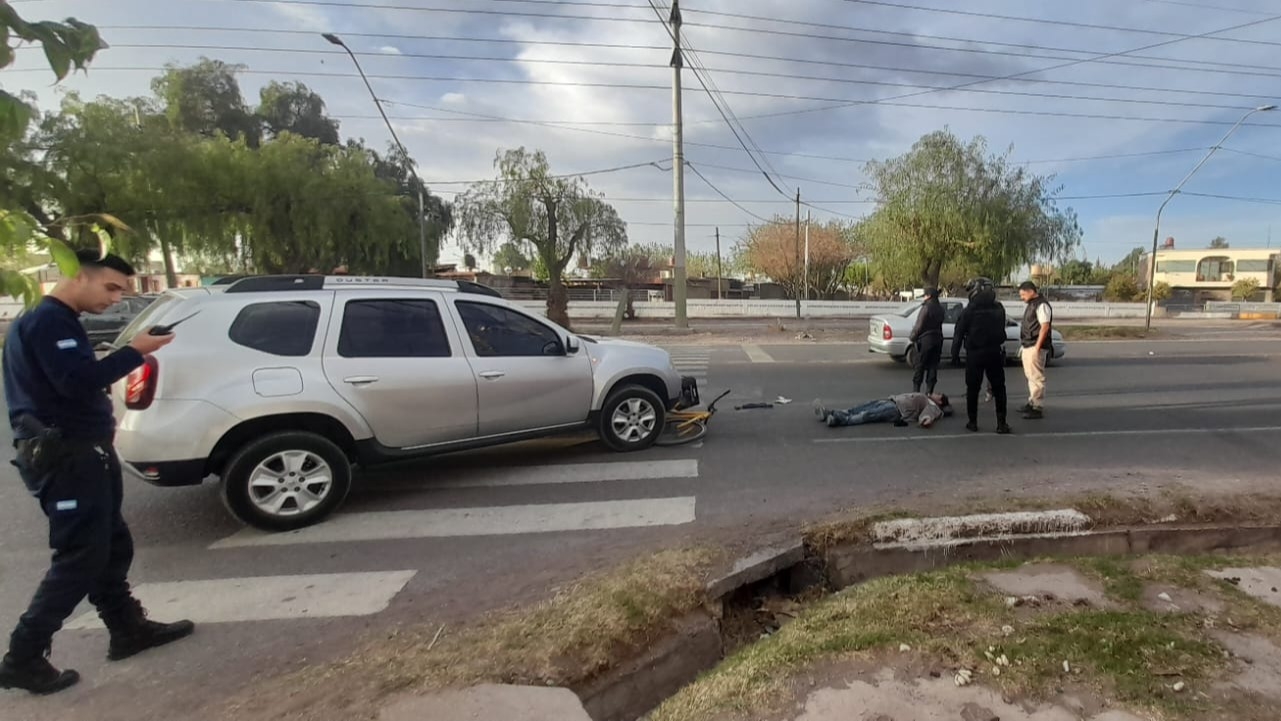 Ciclista fue embestido por un auto cuando iba a trabajar y fue ...