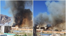 Bomberos trabajan para sofocar un gran incendio en Zonda