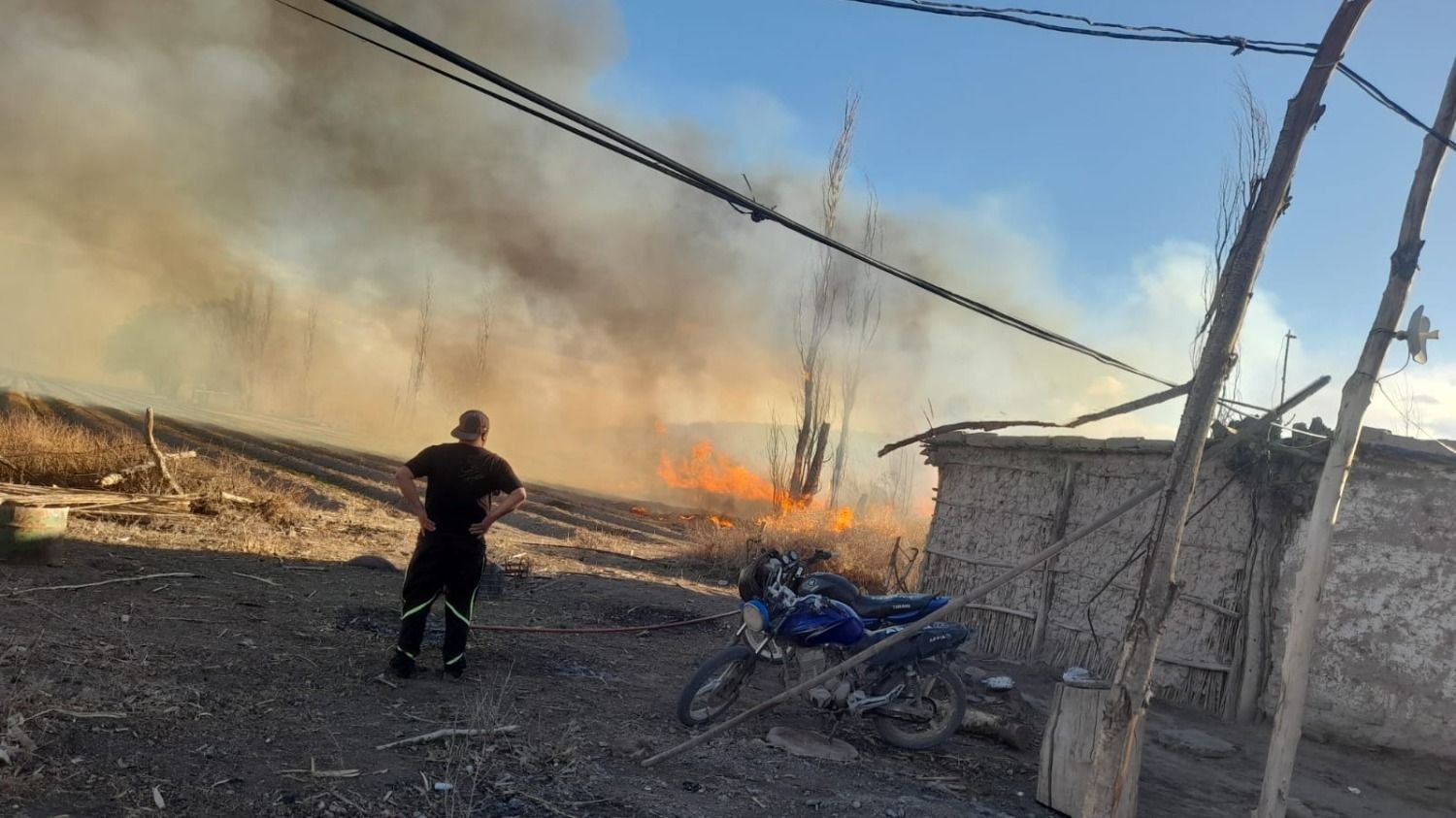 El Zonda propagó un incendio que llegó a metros de casas en Pocito
