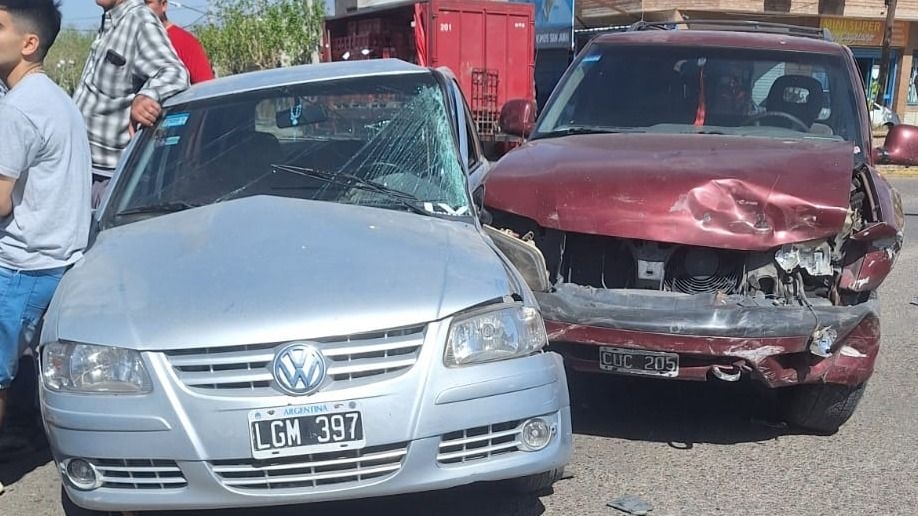 Dos autos chocaron en Rawson y uno de los conductores sufrió cortes