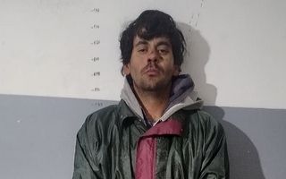 Un ladrón robó una batería de un camión y fue atrapado por los vecinos del barrio Las Lilas