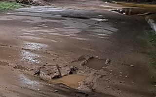 Agua acumulada y un poste de luz a punto de caer: un barrio que sufre hace 15 años por las lluvias