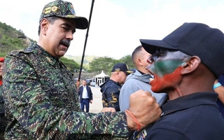 Maduro advierte "lucha armada" si Venezuela es invadida por EE.UU