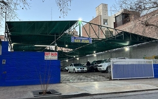 Cada vez más inmuebles del centro de San Juan se convierten en playas de estacionamiento 