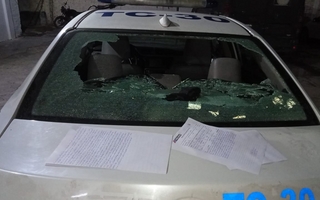 Le robó el celular a una menor de edad y destruyó el móvil policial que lo perseguía