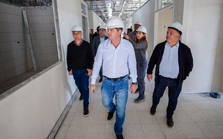 Orrego recorrió las obras del nuevo Hospital de Angaco