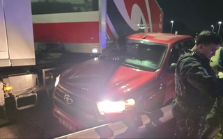 Robó una caminoneta, atropelló policías y fue detenido tras perseguirlo a tiros