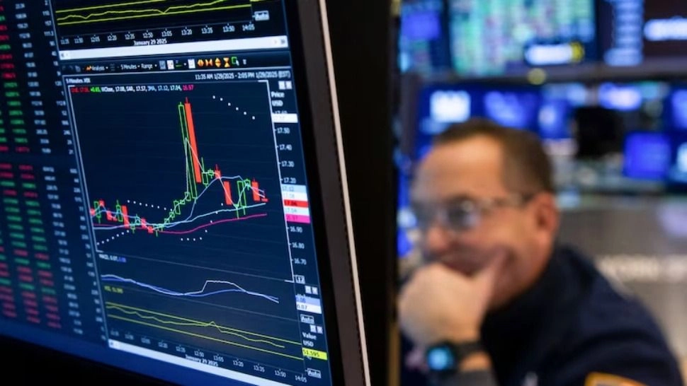Los bonos en dólares y ADRs argentinos rebotan hasta 4,5% tras el discurso de Milei