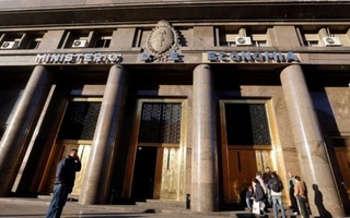 El Gobierno anunció la intervención en el mercado cambiario para contener el dólar