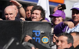 Tenso clima en Moreno: Milei cierra su campaña bajo un fuerte operativo de seguridad