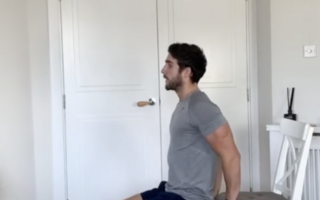 Rutina con una silla para mantenerse activo