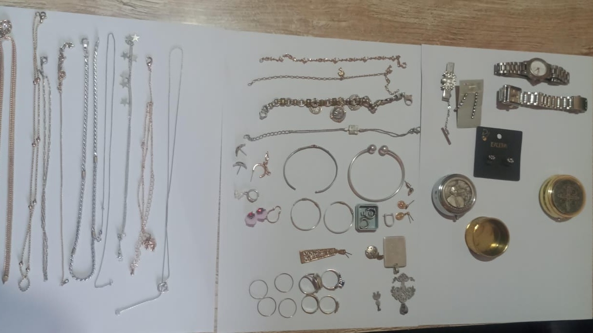 Las joyas que fueron secuestradas e el domicilio de Villa Lourdes en Rivadavia al momento de la detención del 