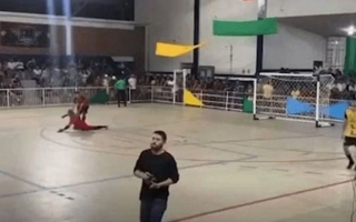 Un arquero murió tras atajar un penal en un partido de fútsal en Brasil