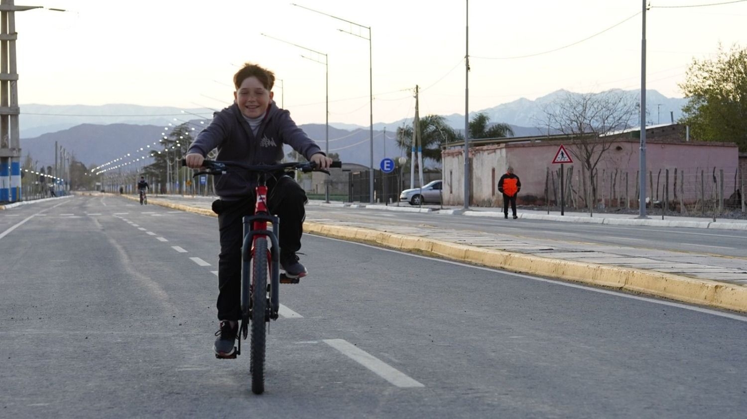 Orrego inauguró la Calle 5 y anunció obras viales en Rawson y Pocito