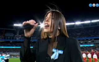 Eugenia Quevedo conmovió a todos al cantar el Himno en el partido de Argentina