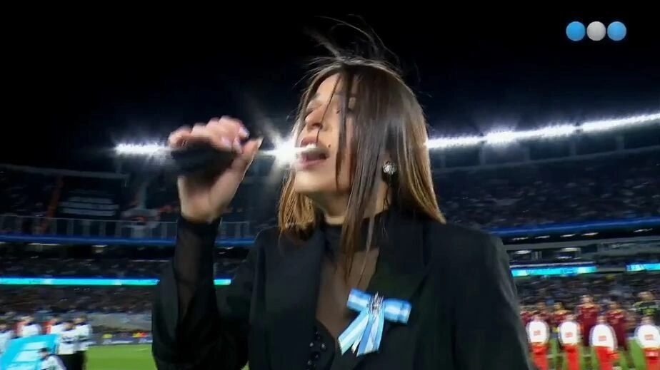 La emotiva versión del Himno Nacional en la voz de Eugenia Quevedo