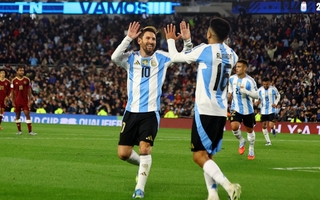 Messi se despidió en el Monumental con doblete a Venezuela y una ovación histórica