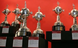 Independiente estalló contra Conmebol y pidió retirar sus trofeos del museo
