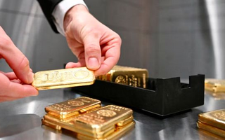 Oro en récord histórico tras datos económicos en EEUU