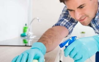 Truco casero con hielo para eliminar manchas difíciles de grasa en la mesada