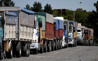 Rutas en mal estado y camiones viejos generan sobrecostos y muertes, según informe