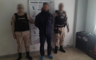 Caos en un banco: un hombre dejó caer un revólver en plena fila y fue detenido