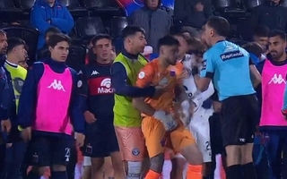 Independiente Rivadavia eliminó a Tigre en una final con tres expulsados