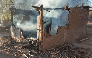 Un feroz incendio destruyó el hogar de una joven mamá y su hijo: piden colaboración 