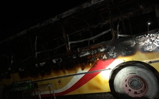 Incendio devastó flota de colectivos en Pocito 