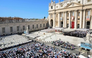 El Papa canonizó a Carlo Acutis y Pier Giorgio Frassati, dos santos para los jóvenes de hoy