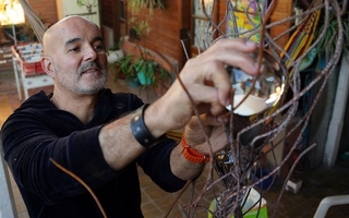 Óscar Fontalvo, el artista que transforma el metal en emociones