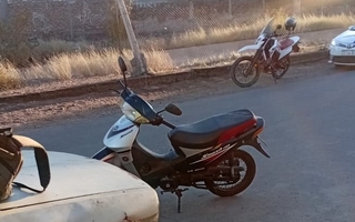 Persecución y apedreo a policías, igual detuvieron a dos ladrones de motos 