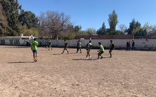 Los chicos del barrio Huazihul quieren salvar su cancha y no perder el sueño del fútbol