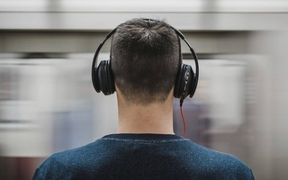 Los daños que causa la música alta con auriculares