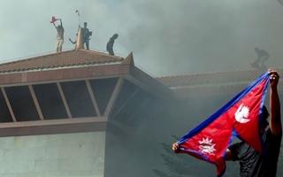 Incendian el Parlamento y casas de políticos en Nepal tras la renuncia del primer ministro
