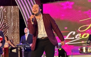 Leo Jorquera se reinventa con un íntimo show electroacústico en el Teatro Kummel