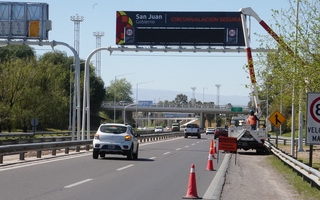 Comenzó la instalación de pantallas LED y lectores de patentes en la Circunvalación