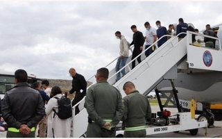 El primer vuelo chárter con argentinos deportados por Trump llega a Ezeiza