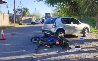 Fuerte choque entre un auto y una moto dejó a uno de los conductores heridos