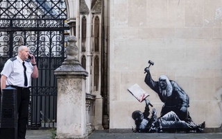 Retiraron un mural de Banksy y surgió la polémica entre patrimonio y libertad de expresión