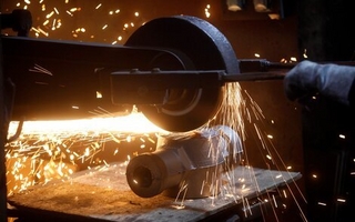 El 43% de las industrias cayó en ventas en julio y aumentan los despidos