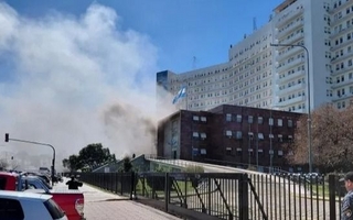 Un voraz incendio se desató en el Edificio Libertad de la Armada