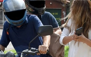 Una mujer fue arrastrada y golpeada por motochorros en Santa Lucía