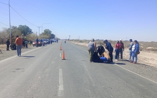 Una peatón intentó cruzar la Ruta 279 y terminó atropellada por una moto