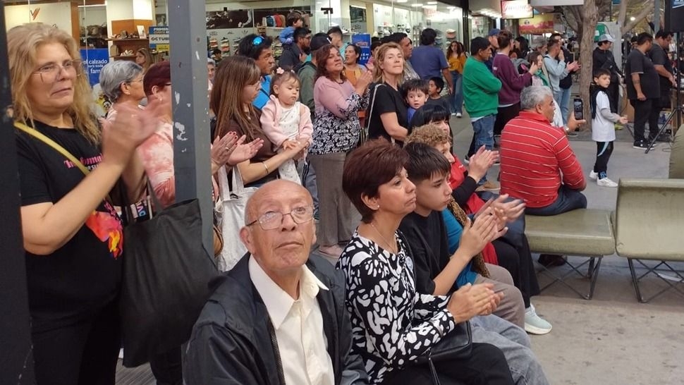 La peatonal rodeada de gente que pasaba y se deleitaba con la intervención de la Policía de San Juan y Casa Natal de Sarmiento. (Foto DIARIO HUARPE)