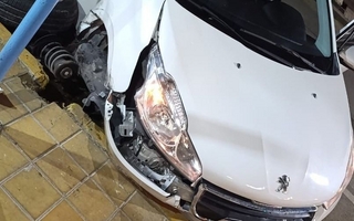 Dos Jóvenes chocaron su auto contra una camioneta estacionada y escaparon