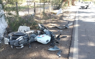 Un policía intentó sobrepasar a un auto, chocó y lastimó a dos personas que esperaban el colectivo