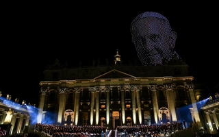 El Vaticano homenajeó al papa Francisco con un concierto y un espectáculo de drones masivo